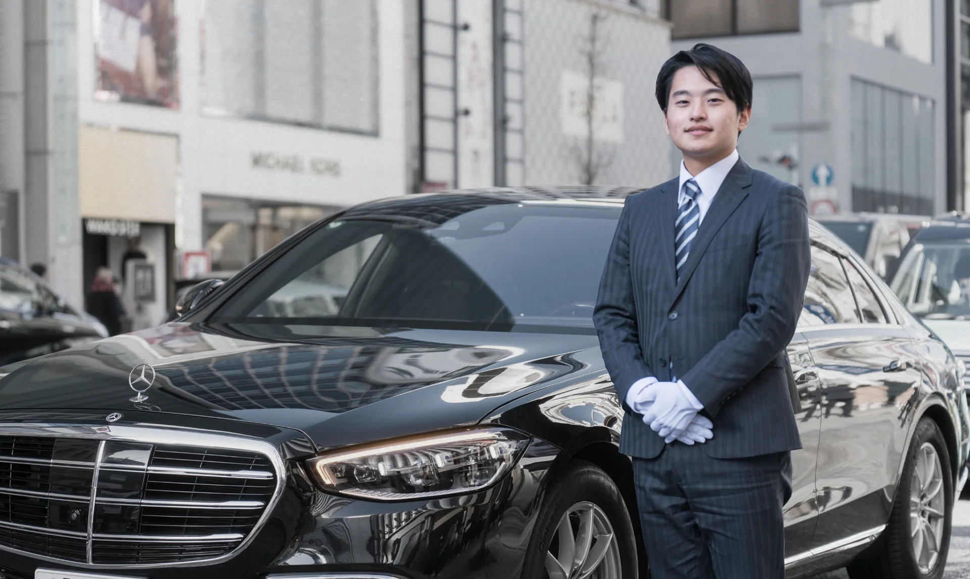 高級車とプロのドライバーによる特別な送迎サービス。タクシーやハイヤーとは一線を画す上質な移動体験。