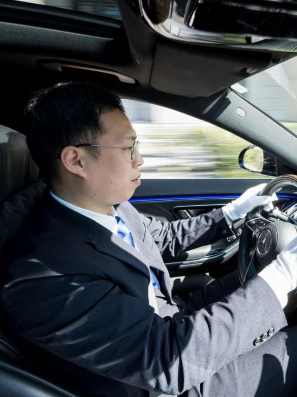 プライドを持ってお客様を迎えるショーファーサービスの役員運転手。信頼と安心を提供するプロフェッショナル。